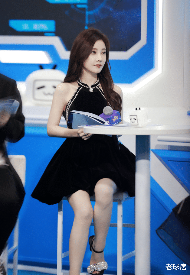 冯提莫|冯提莫勇夺BLS年度总冠军，获B站老板陈睿亲自颁奖，网友：有排面