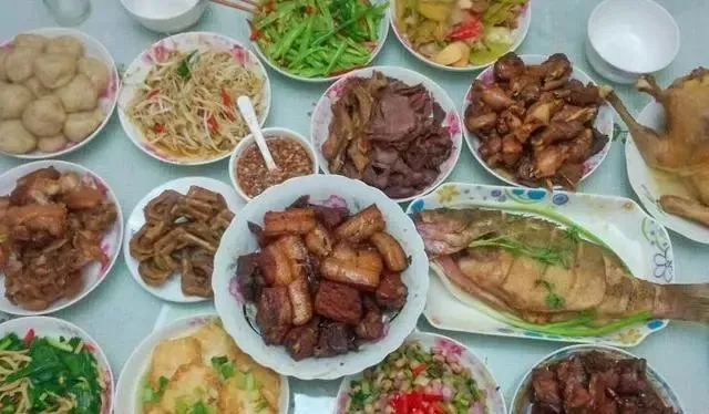 大年三十除夕夜,记得给家人吃“3白1红”,寓意:虎年大吉大利