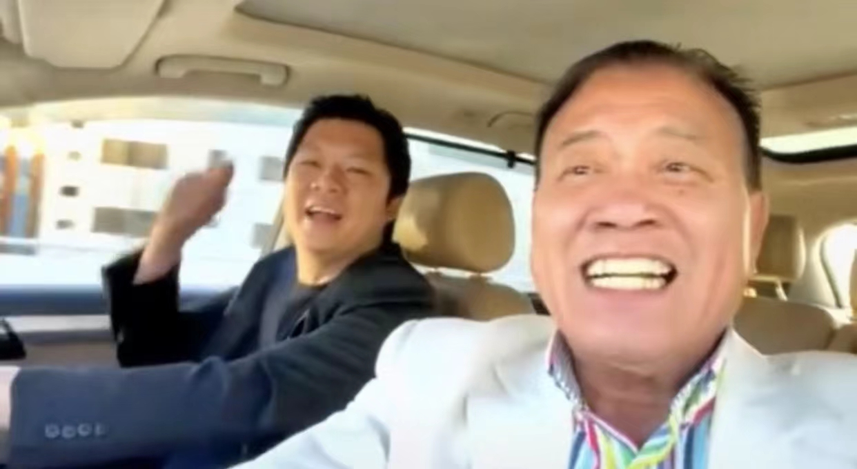 万梓良|65岁万梓良曝近况!乘车兜风眼神迷离一路高歌,戴“鸽子蛋”吸睛