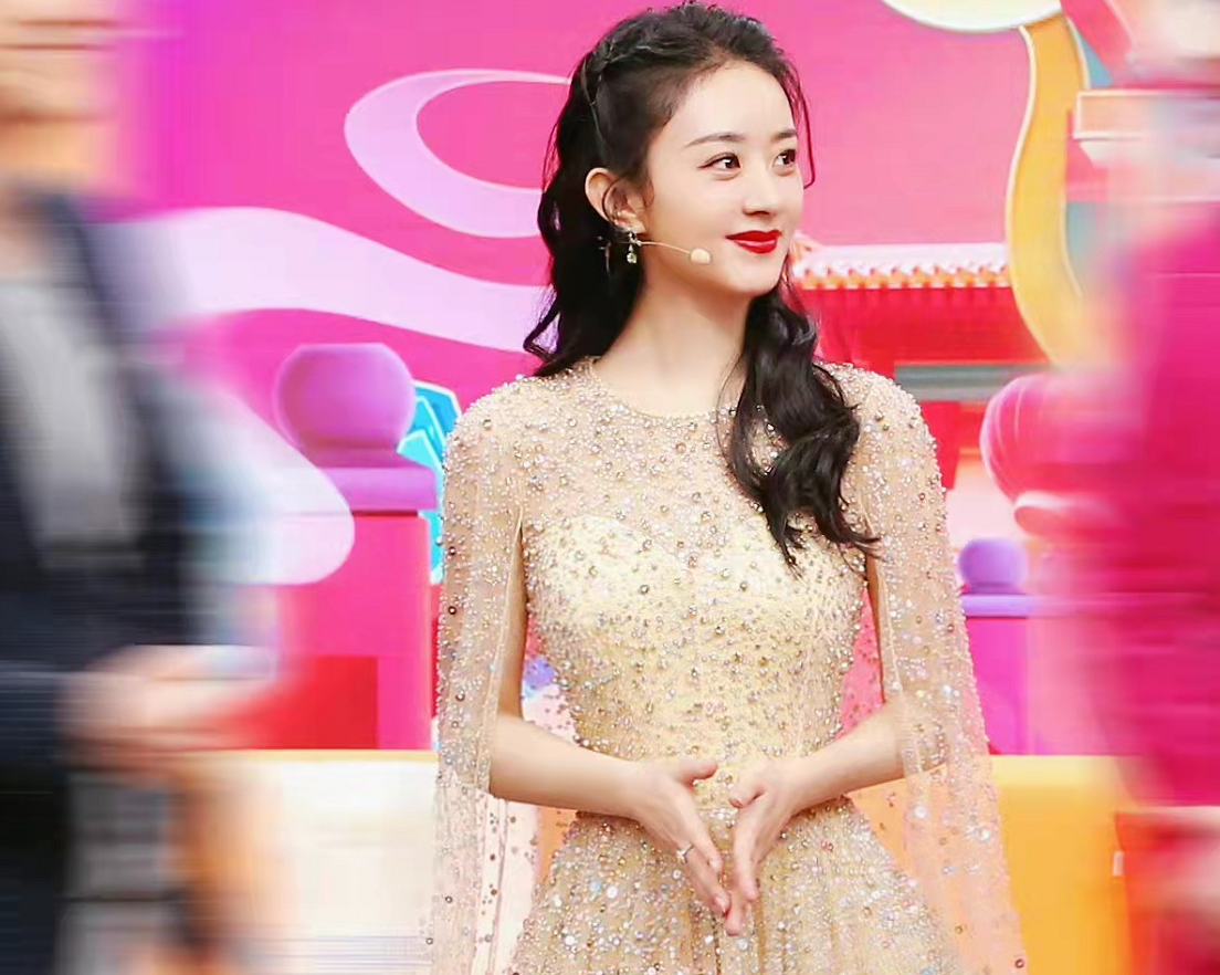 赵丽颖|赵丽颖春晚送祝福！穿香槟碎钻裙造型封神太惊艳，口红色号火出圈