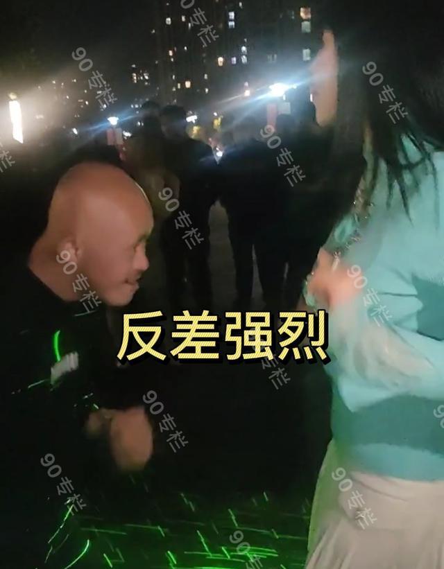 已经变颜色!浙江一对男女跳广场舞,男子目光猥琐,网友担心
