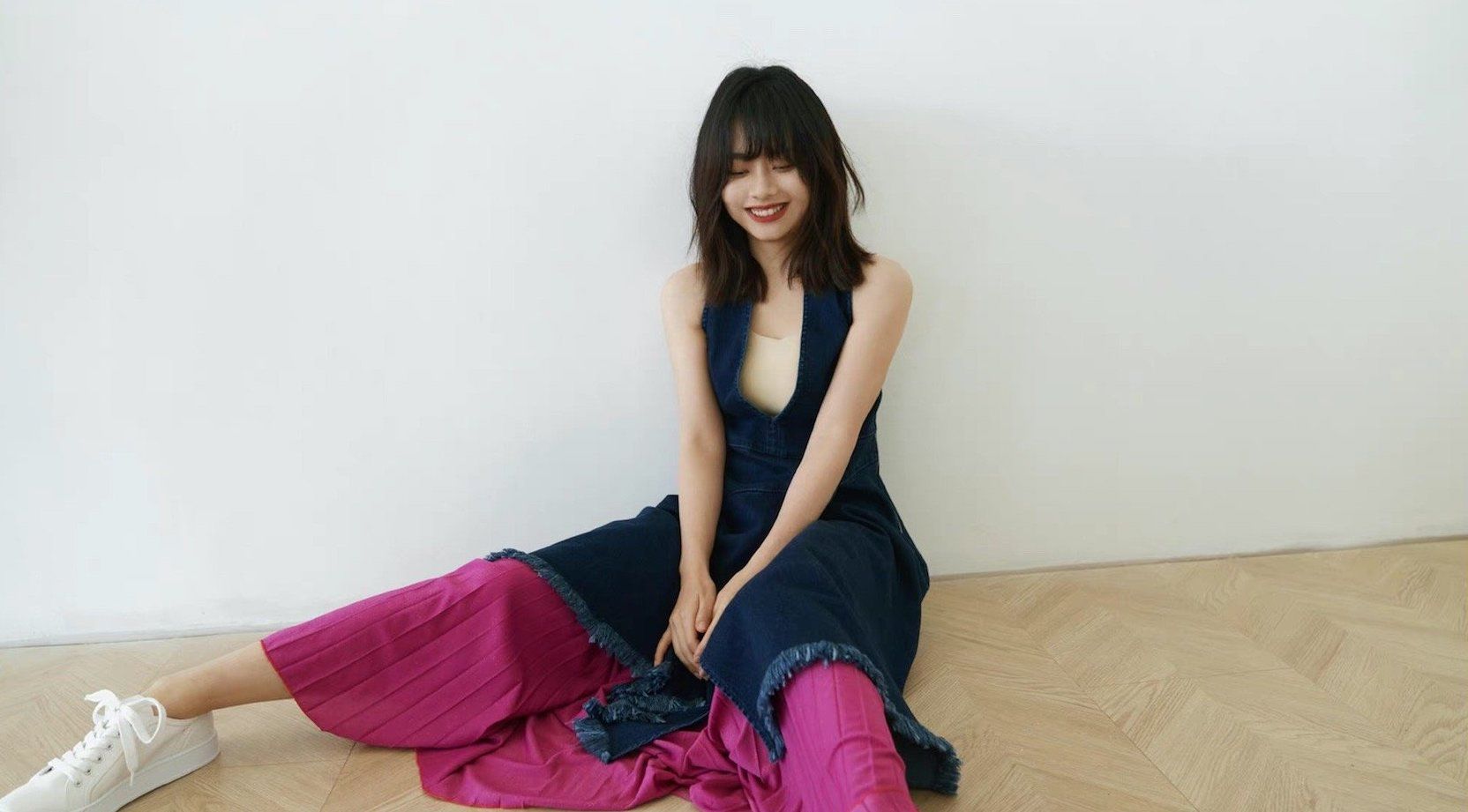 陈钰琪|谭松韵也太少女了吧？拍慵懒写真娃娃脸占优势，31岁好似小姑娘