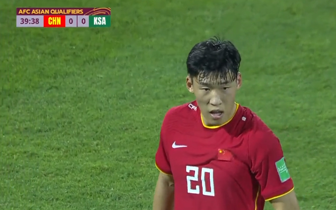 国足|与对手吵架+散步，国足福将成“罪人”，李霄鹏两决定改变比赛走势