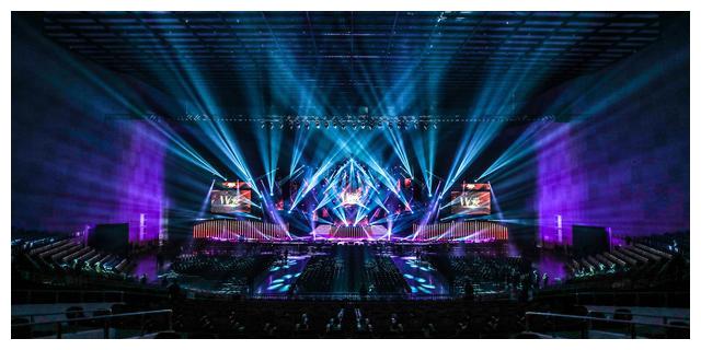 刘德华|刘德华刷屏热搜:诸神已退场,鬼怪在狂欢