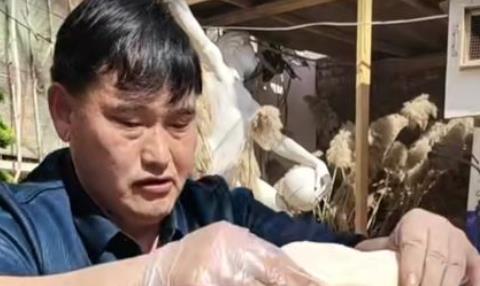 大衣哥请人为儿媳作画,欣赏时动作小心怕弄坏,网友:谁是新郎?