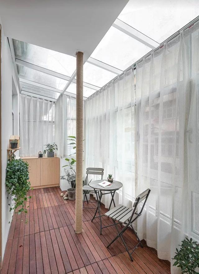 如今谁还砌红砖包阳台排水管，直接裹一圈麻绳，成本2块钱不到！