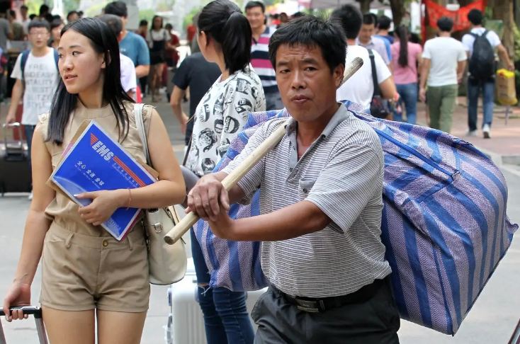母亲出家裸捐588万房产,女儿却贷款上大学,母亲的解释苍白无力