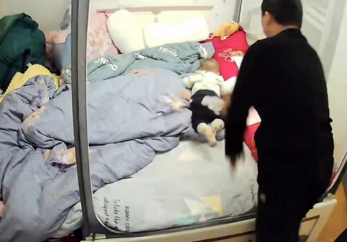 女子高烧,让丈夫帮忙带孩子,丈夫把孩子弄哭扔给女子:带不到了