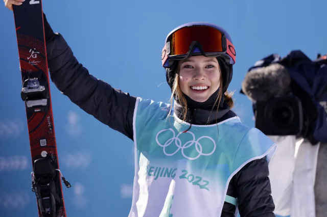 谷爱凌|谷爱凌穿液体衣逛街！身材高挑越发有韵味，年仅18岁已身价过亿