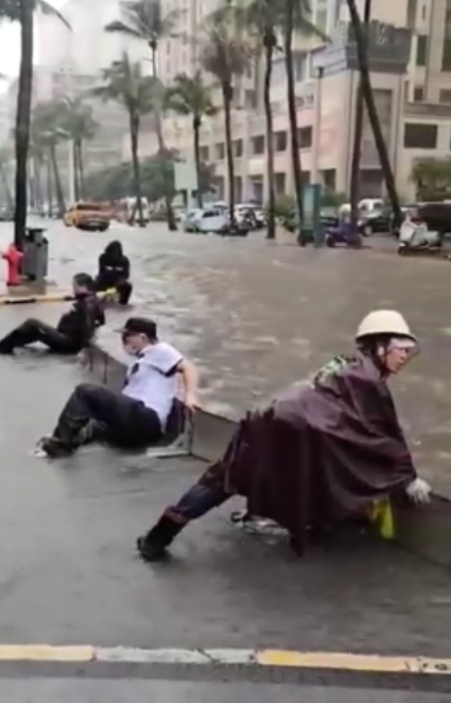 暴雨天物业用身体抵住隔板堵水,如果都这样作为,谁会骂他们黑心
