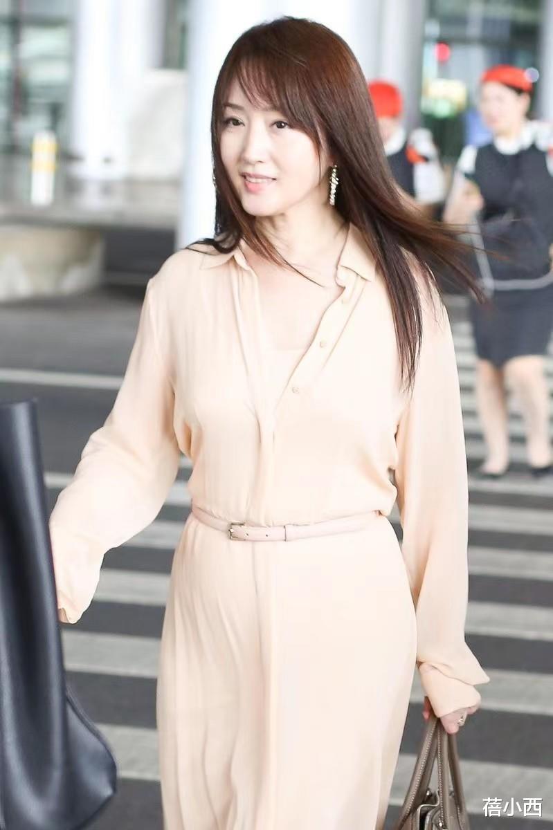 “杨钰莹”越活越年轻，穿裸粉纱裙走机场，看起来可不像是51岁