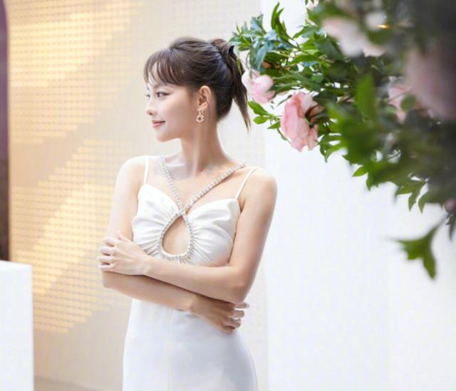 刘雯|明星全员白色礼服,刘雯暴瘦成纸片身材,白鹿气质全场最佳