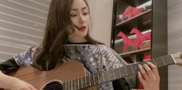 参观张天爱的豪宅，平时吃外卖居多，家里还用水管架晾衣服