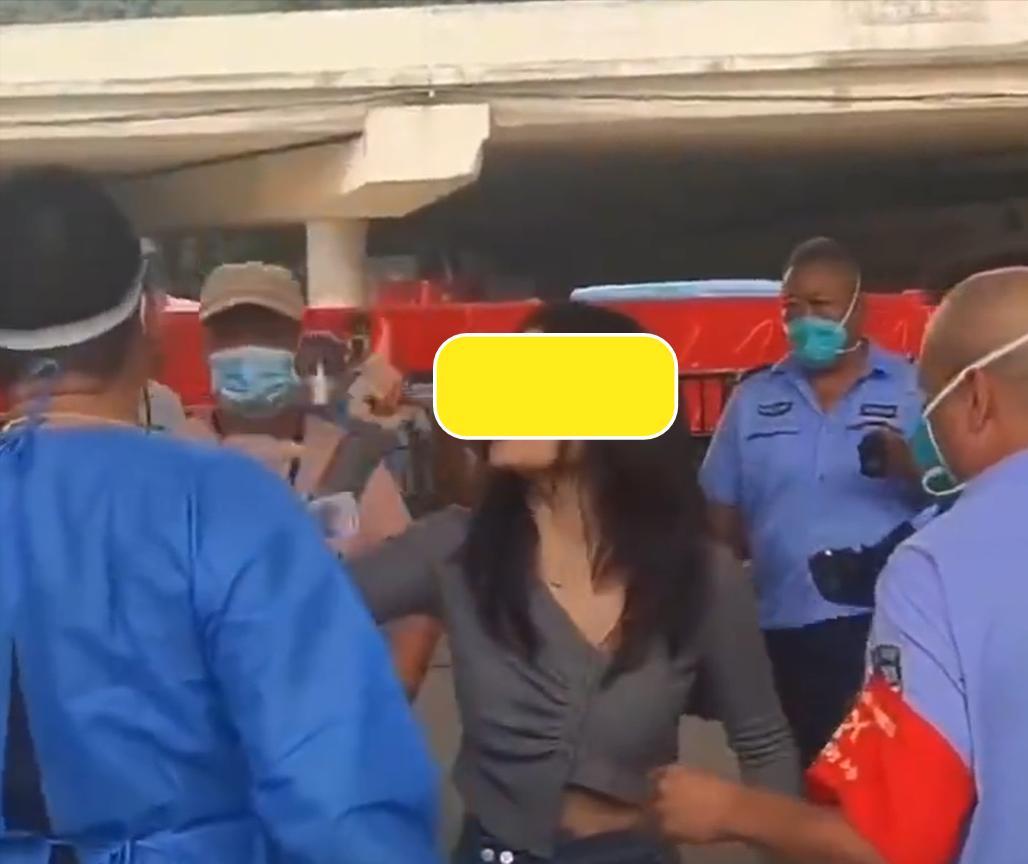 故意激怒？骂人家爹妈，女孩被反绑跪地