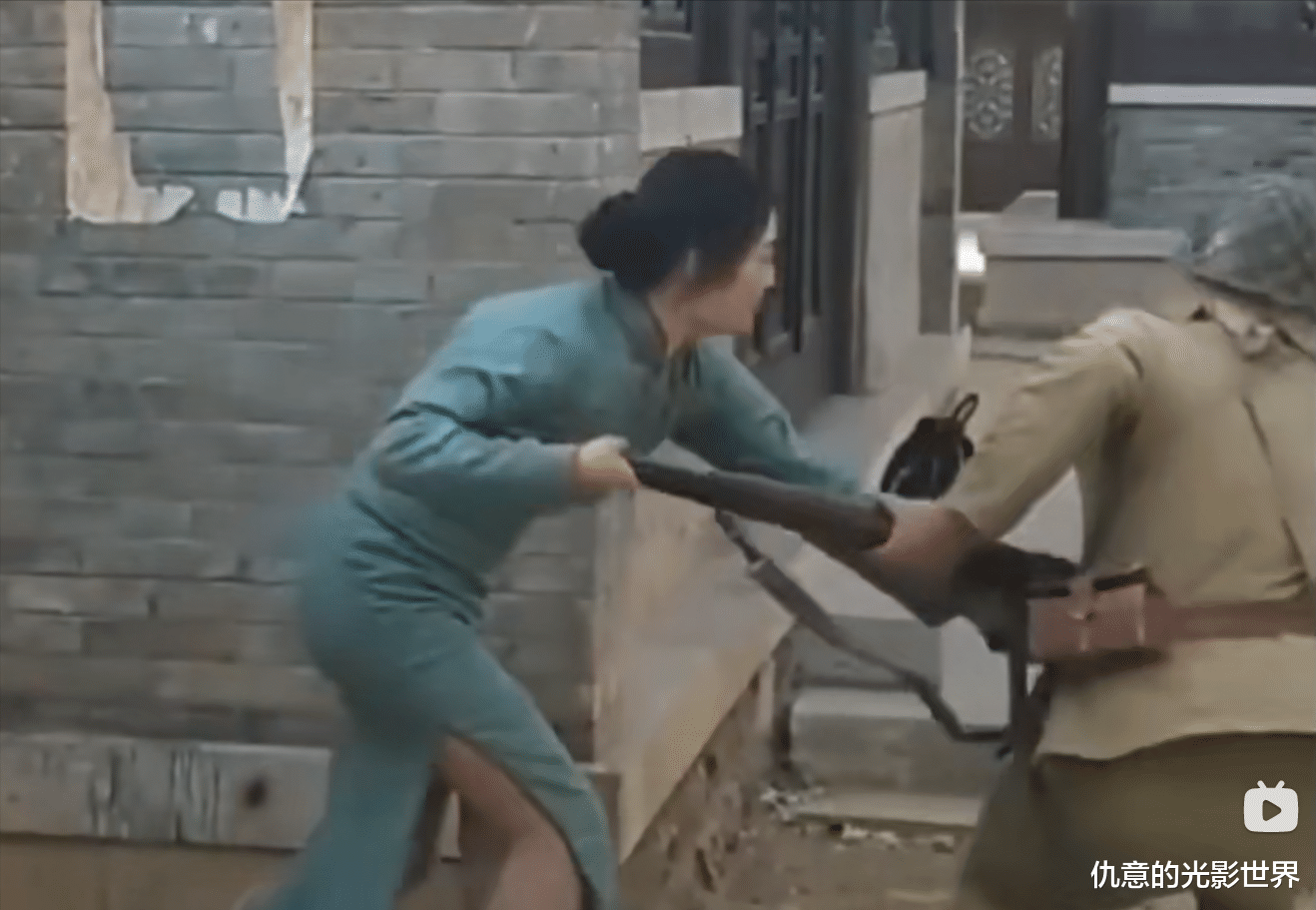 鸡蛋|抗日神剧名场面：旗袍女一打三、战场喝咖啡、穿粉缎棉袄野外伏击