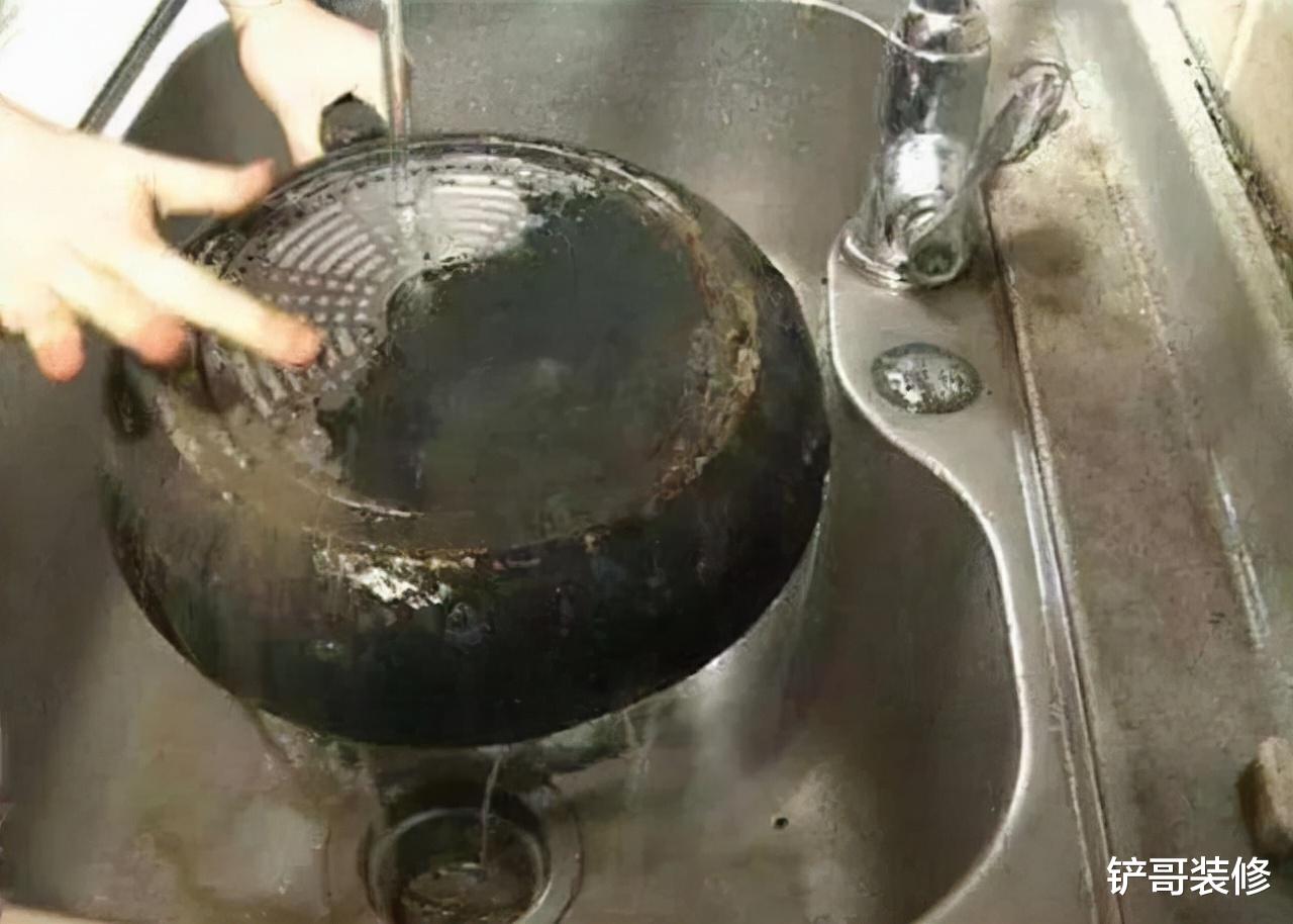 刚炒完菜的锅,别用凉水洗!教你正确的方法,锅不生锈还不粘