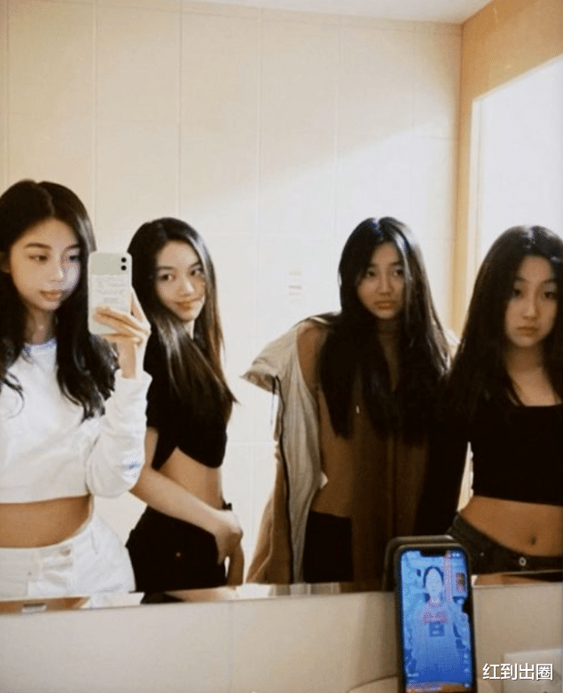 李嫣|15岁李嫣和闺蜜聚会,露出一截腹部扮性感,五官大变差点没认出