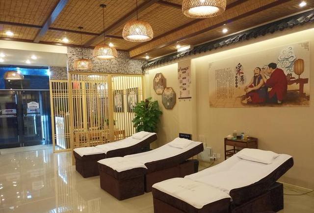 路边的一些采耳店里,也存在着“打擦边球”的服务?怎么回事?
