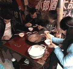 “女孩啊,这就是找个没车男友的下场!”下雨天就更难堪了