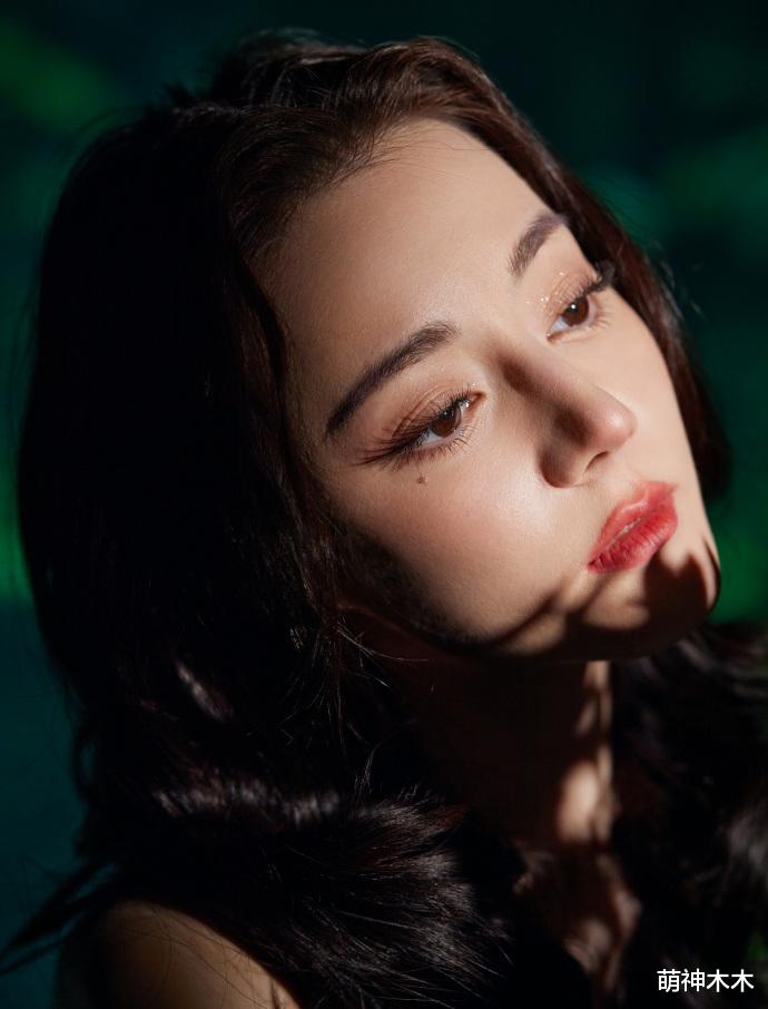 迪丽热巴|热巴最新造型曝光，工作室着急出图翻车，皮肤粗糙嘴巴起皮都没修