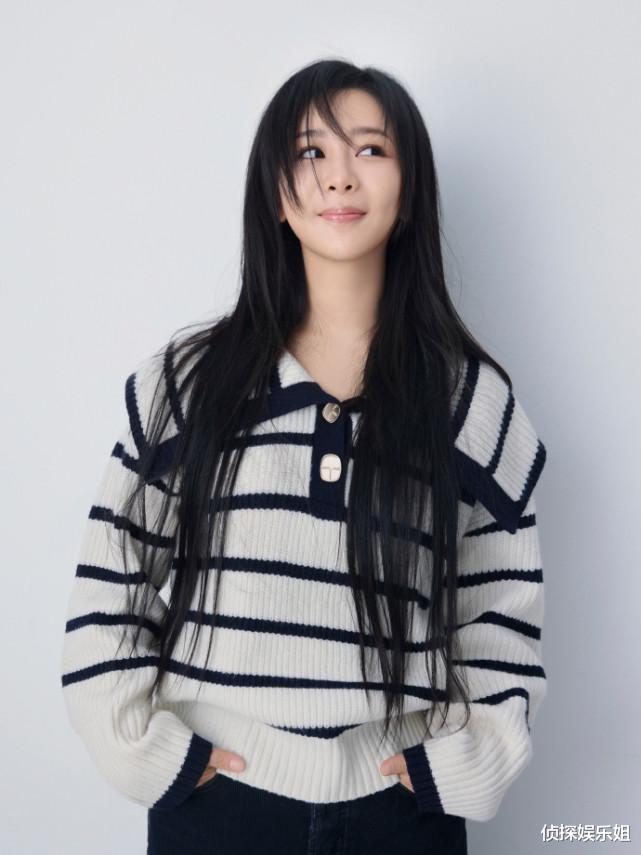 杨紫|杨紫晒30岁庆生照，披秀发灿笑明媚动人，三十而立尽显成熟美