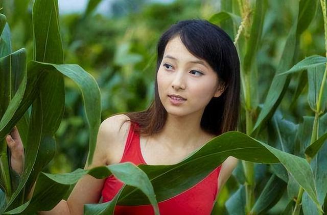 纪实:女寡妇家中洗澡,三个17岁的少年常常偷看,结局令人意外