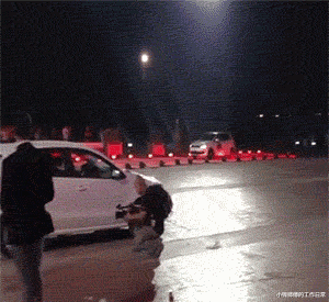 “现在医生这么大胆了吗，扎双马尾上班？”这心电图能正常吗