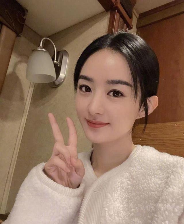 赵丽颖|赵丽颖条纹长裙阳光明媚户外写真