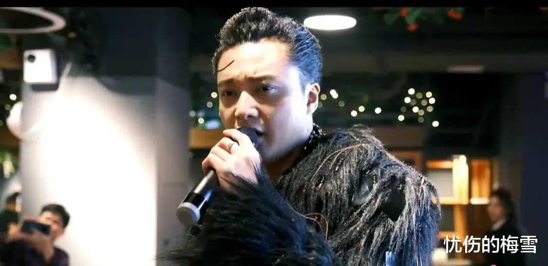 张国荣|南宁小伙子自以为长得酷似张国荣，小伙子幻想着有一天能代替张国荣在粉丝心目中的地位