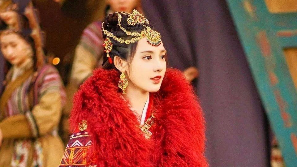 赵丽颖|赵丽颖，杨紫彭小苒，同一天晒美照，三人穿不同造型，网友：看傻了眼