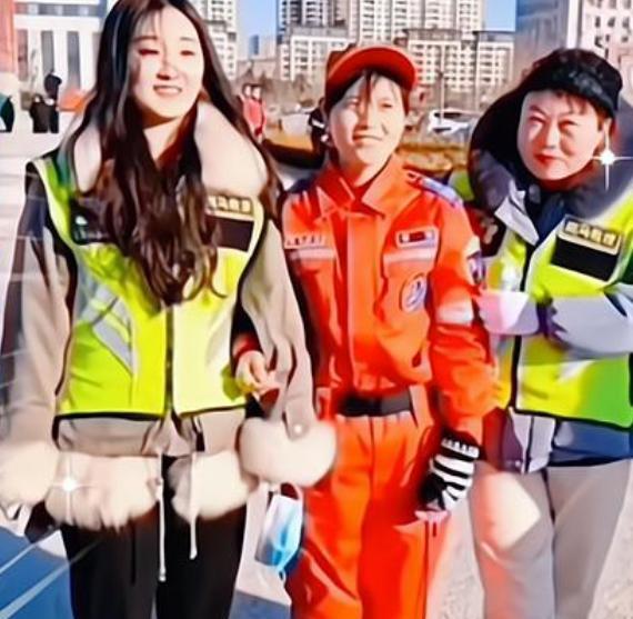 陈亚男|穿帮！网友证实陈亚男当志愿者是摆拍，合影才穿上马甲，拍完就走