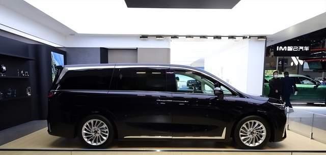 开惯了埃尔法，换成48.99万岚图梦想家，车主：中国人都被洗脑了