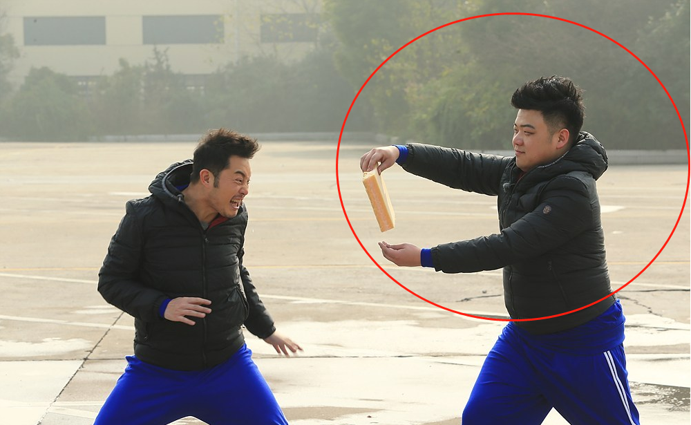 岳云鹏|德云社15周年，岳云鹏一个举动为老郭解围，只有他能穿刺绣大褂？