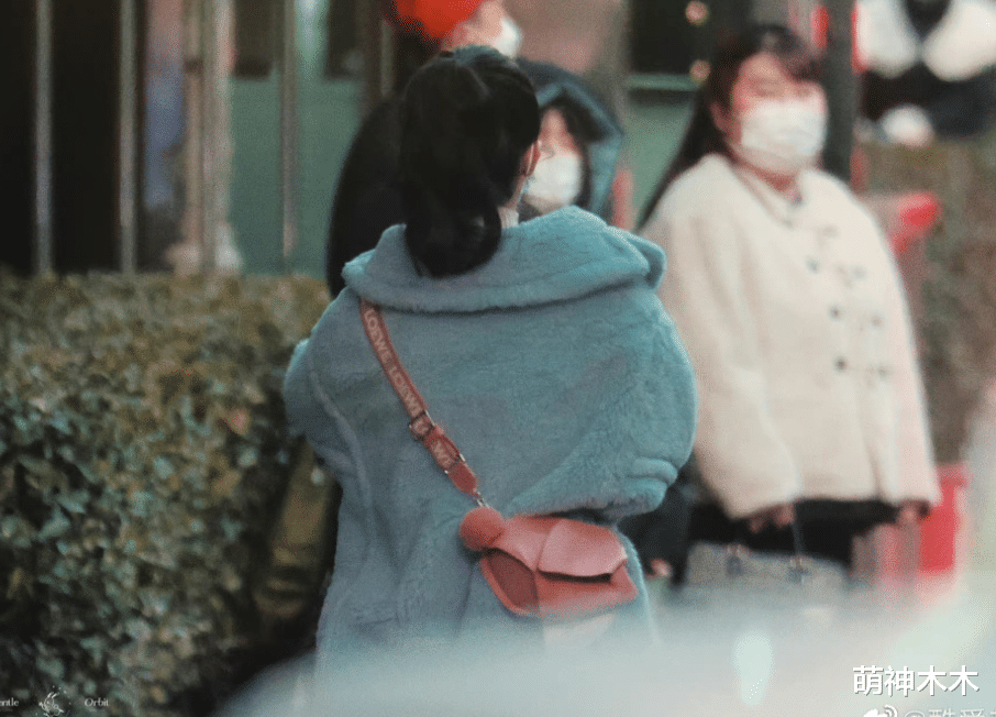 杨紫|春晚最后一场彩排来啦！杨紫丸子头包裹严实，赵丽颖紫色大衣抢眼