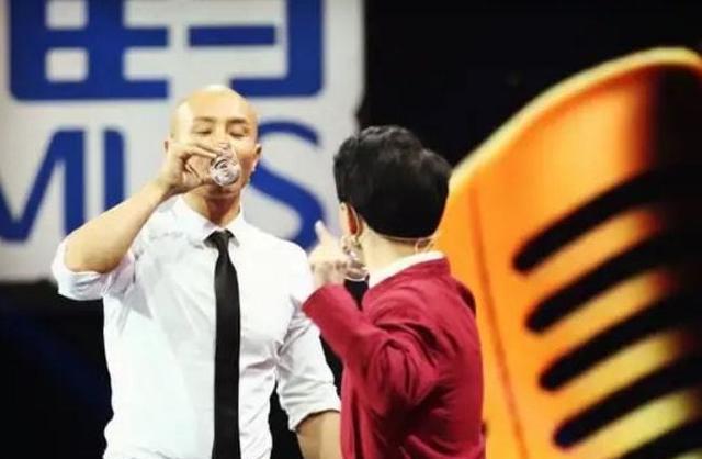 波音737|娱乐圈中醉酒出丑的明星,个个比曹格还离谱,网友吐槽:真掉价