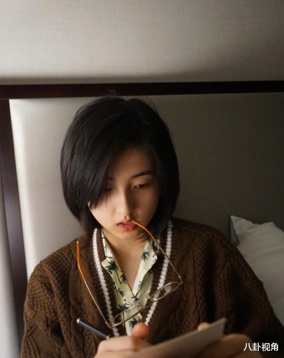 张子枫|张子枫晒美照，凭借双腿冲上热搜，网友：绝在长了两条腿吗？