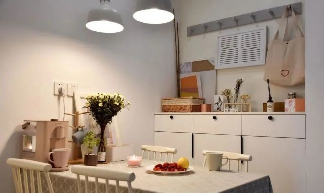 32岁阿姨的穷装新房火了，大白墙不吊顶，软装的力量实在是太强大