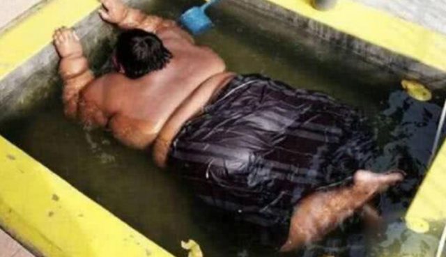 印度尼西亚 睡塌5张床,印尼400斤男孩立志要减肥,如今照片曝出,帅到认不出