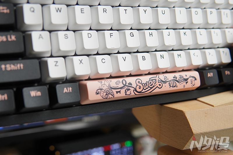 创维集团|搭载新批次天空轴V2 达尔优A104机械键盘简评