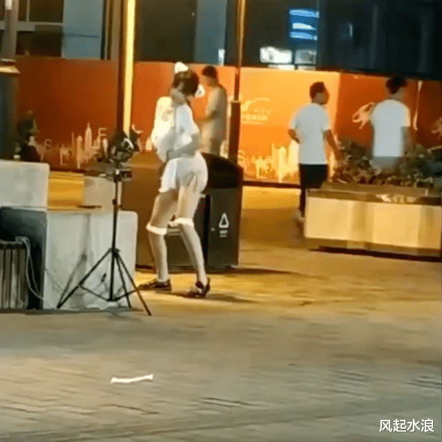 ?姑娘在路边直播跳舞，线上火爆线下无人问津，揭开直播行业遮羞布