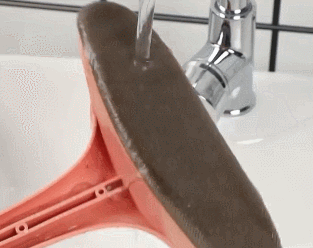 家里的纱窗脏了怎么办?不用拆下来洗,这样擦,灰尘自己掉下来