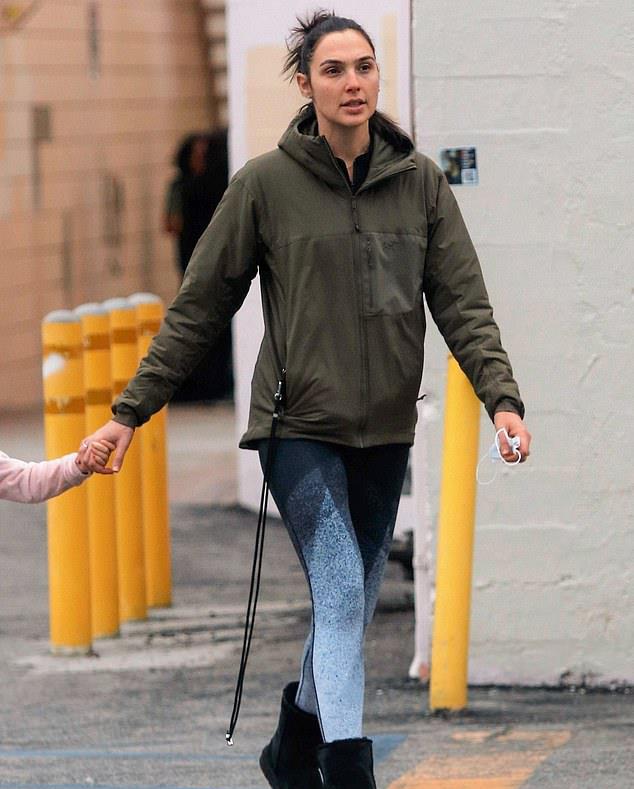 盖尔·加朵|“神奇女侠”带两女儿上街买冰激凌 女神遛娃都这么美