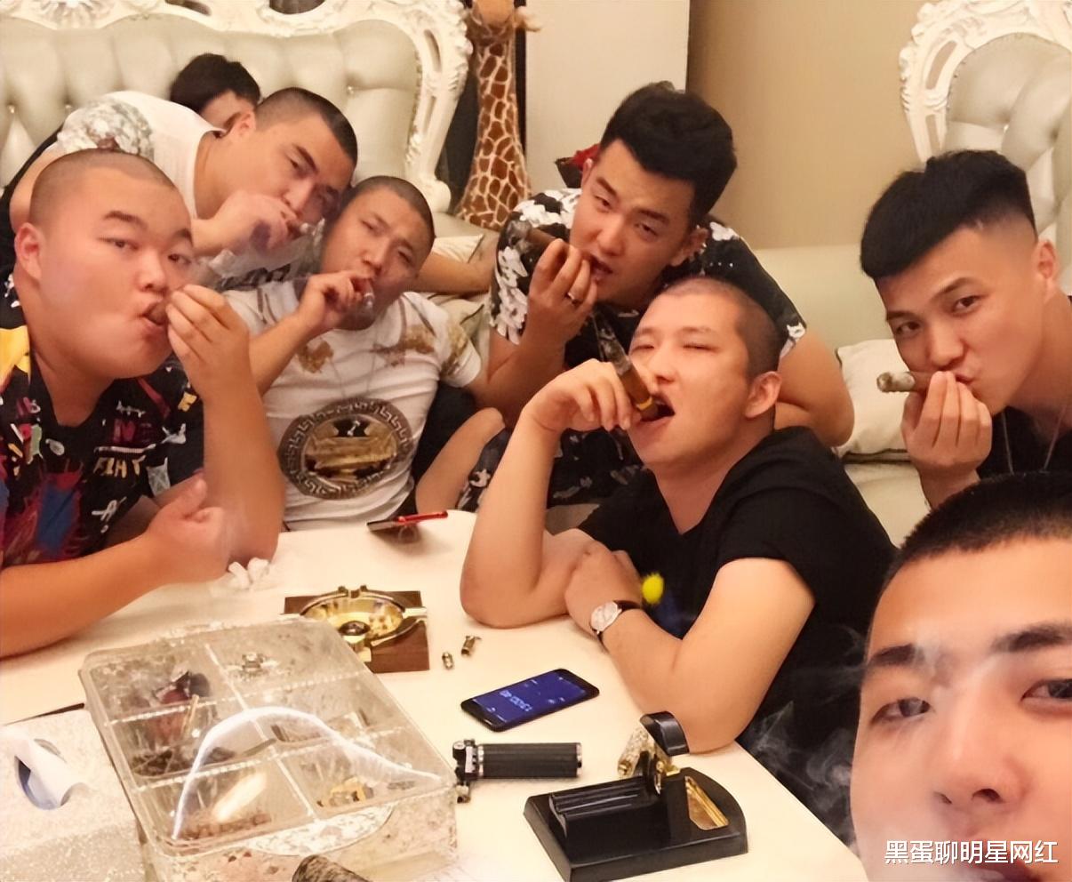 井元林|得知被辛巴夸赞，网红二驴受宠若惊，当场表示感谢，网友：捧臭脚