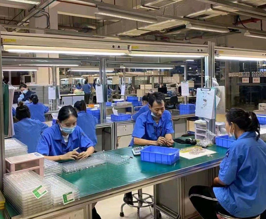 |领导坐办公室喝茶,吹水,月工资15000,流水线普工日夜加班3800