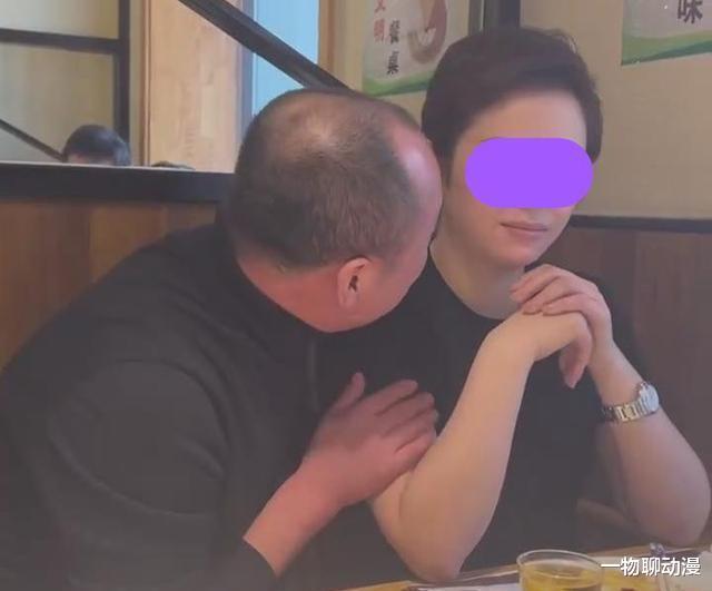 苏州：秃顶男就餐时噘嘴亲吻气质女引热议，网友：我到底差在哪