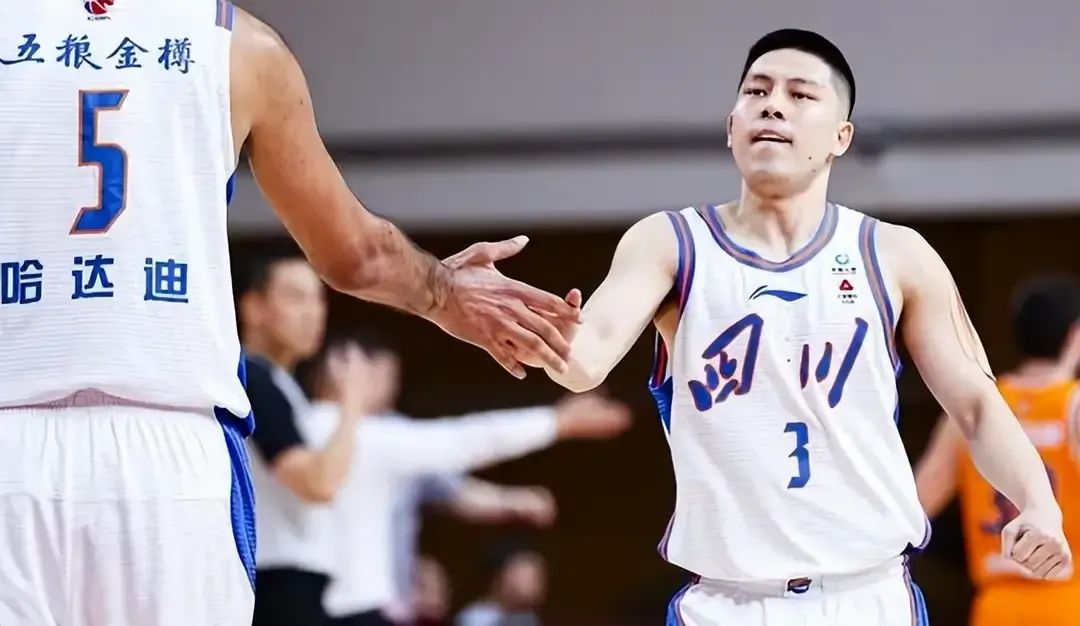 李春江|李春江弃用天才控卫，挖角郭士强弃将，补强外线短板