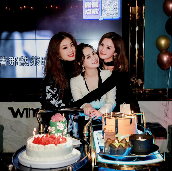 阿娇|阿娇大办41岁生日派对！身材小巧皮肤水嫩，被容祖儿阿Sa左右亲吻