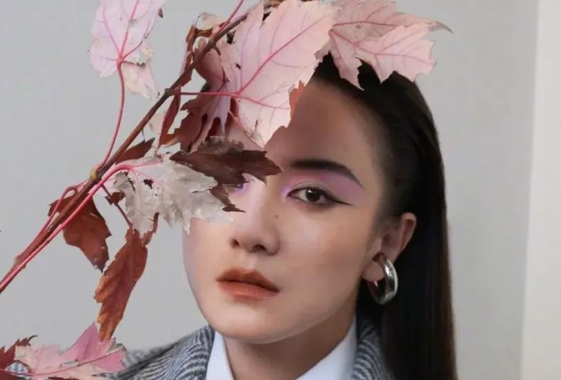 周迅|周迅拍大片又被嘲？！网友无奈：人是美的，拍的什么玩意儿…