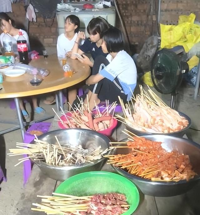 小姐姐|全红婵家人中秋大餐曝光:大哥晒吃烧烤,全爸翘二郎腿全妈低调