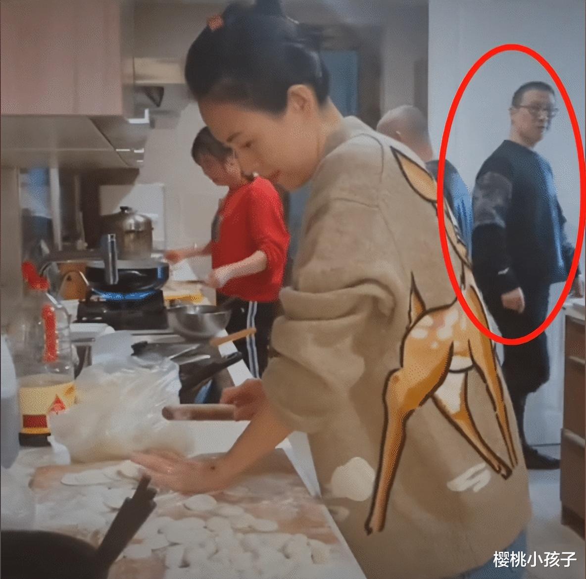 章子怡|章子怡罕下厨陪家人！素颜出镜捏饺子动作熟，汪峰寸头造型反差大